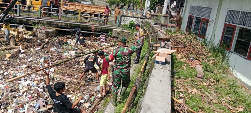 Kolaborasi TNI, Pemerintah, dan Mahasiswa Bersihkan Jembatan Batu Dendeng