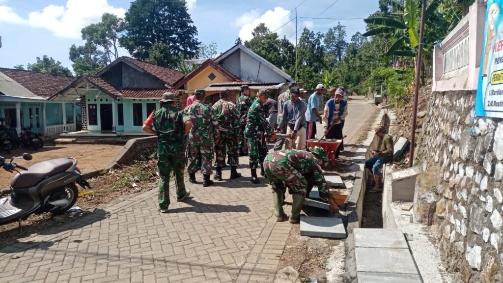 Babinsa Berikan Kontribusi Positif Melalui Kerja Bakti