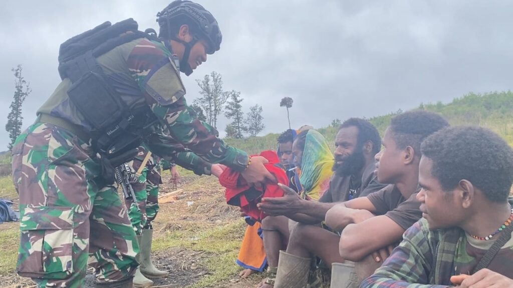 Satgas Yonif 751/VJS Berbagi Kebahagiaan Kepada Masyarakat di Honai Pedalaman.