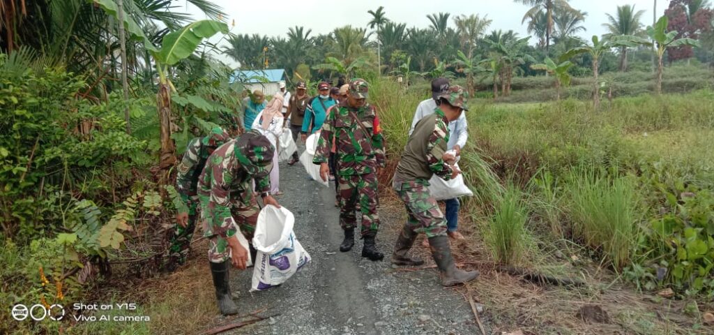 Petugas Gabungan Kebersihan KORAMIL Gambut, DLH dan Warga Aksi Bersih -Bersih Cegah Banjir Wabah Penyakit 