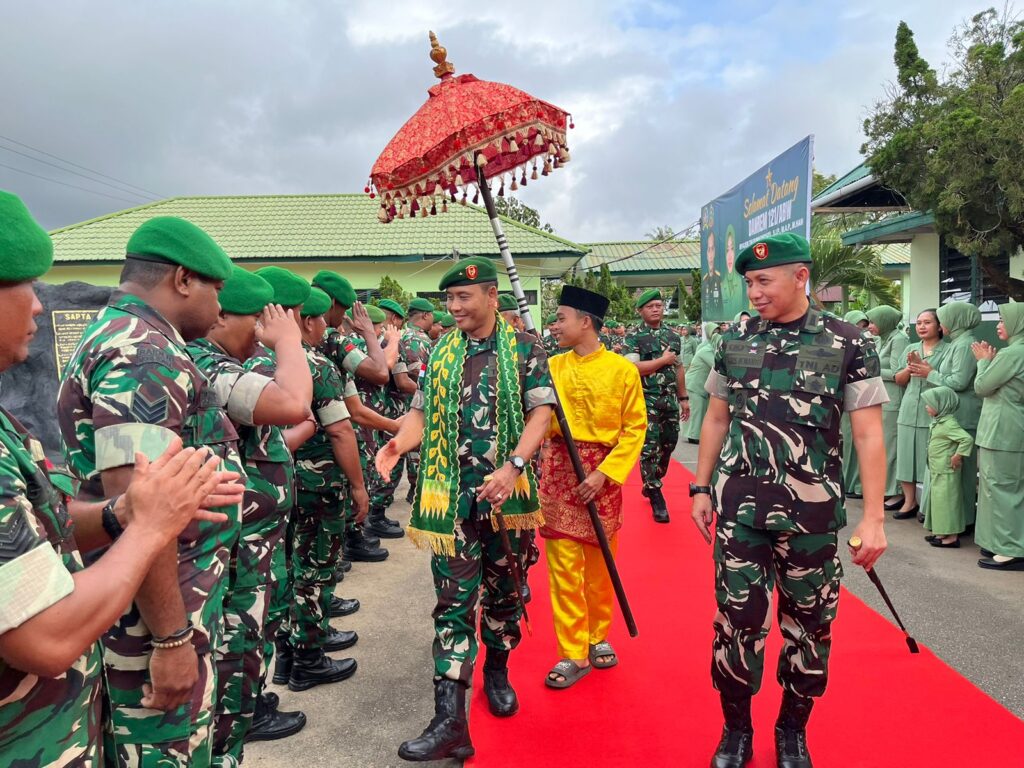 Laksanakan Pembinaan Satuan Jajarannya, Danrem 121/Abw Dan Ketua Persit KCK Koorcab Rem 121 Sambangi Kodim 1203/Ketapang.
