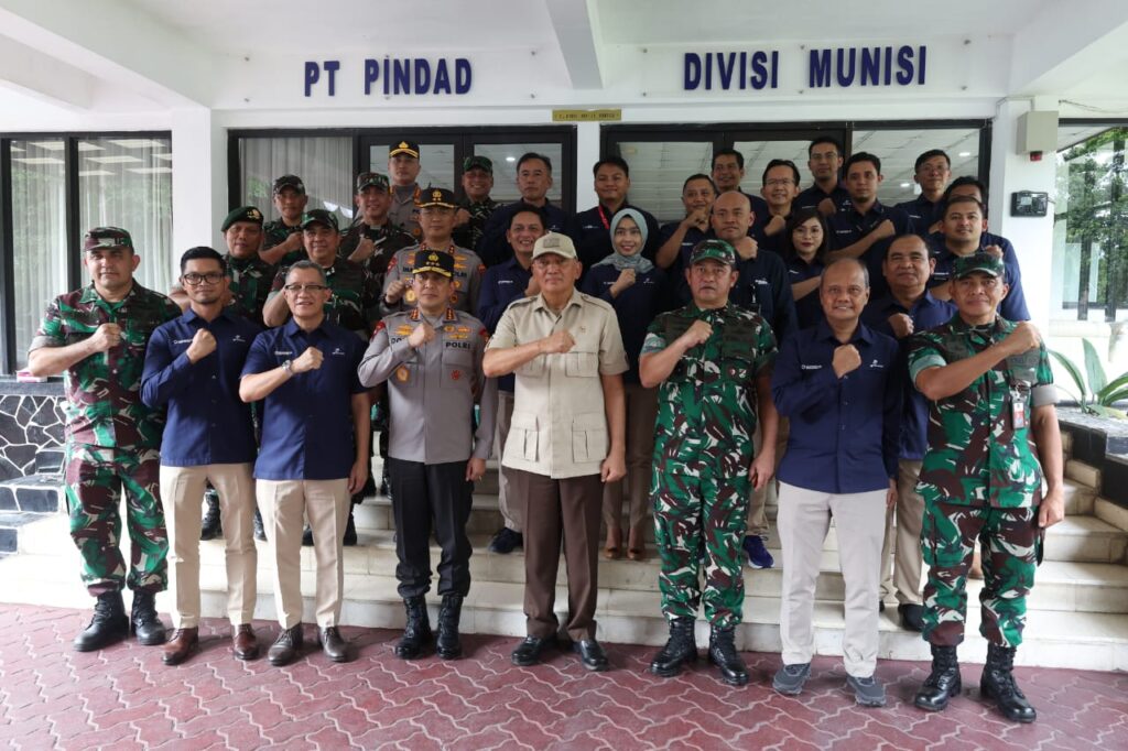 Kasad Dampingi Menhan RI Kunjungi SMA Taruna Nusantara dan PT Pindad