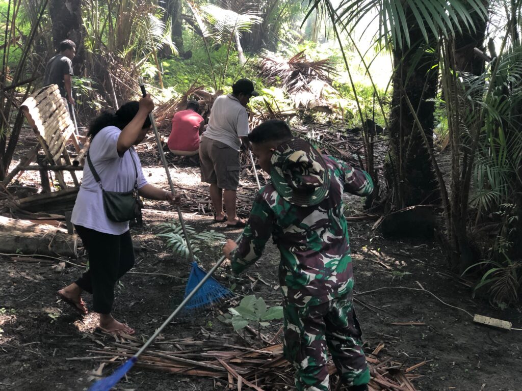 Yonif 751/VJS Bersama Seluruh Lapisan Masyarakat Gelar Karya Bakti di Lokasi Wisata Dusun Sagu Ebha Hekhe Kampung Sereh