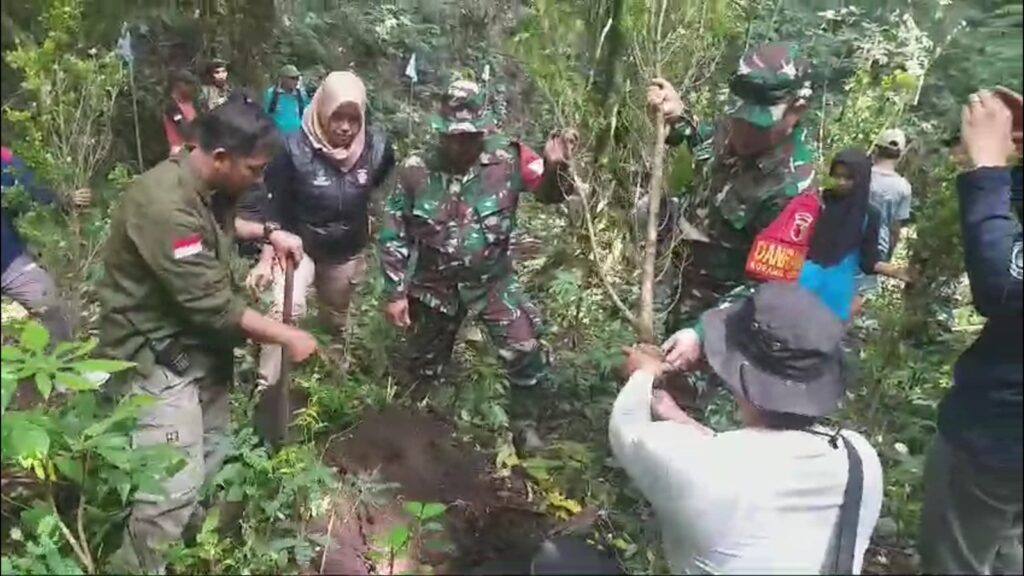 Lestarikan Hutan Untuk Keberlangsungan Sumber Daya Air Serda Eko Prasetio Tanam 1000 Pohon Bersama Yayasan Grojogan Sewu