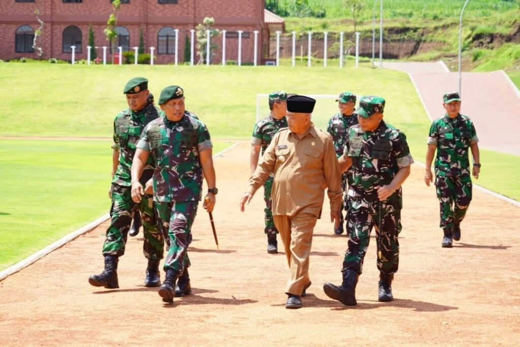 Pangdivif 2 Kostrad Dampingi Menhan RI Tinjau SMA Taruna dan PT Pindad di Malang