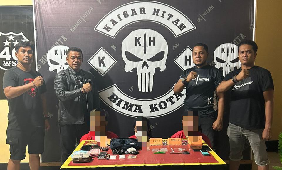 Tim Opsnal Satres Narkoba Polres Bima Kota Amankan Pasutri Bersama Rekannya Yang Bisnis Narkoba Jenis Sabu Sebanyak 29 Gram Lebih