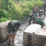 Cegah Banjir, Anggota Koramil 0819/12 Rembang Gelar Karya Bakti Bersihkan Sungai Bersama Warga