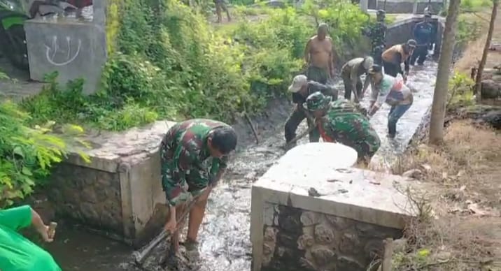 Cegah Banjir, Anggota Koramil 0819/12 Rembang Gelar Karya Bakti Bersihkan Sungai Bersama Warga