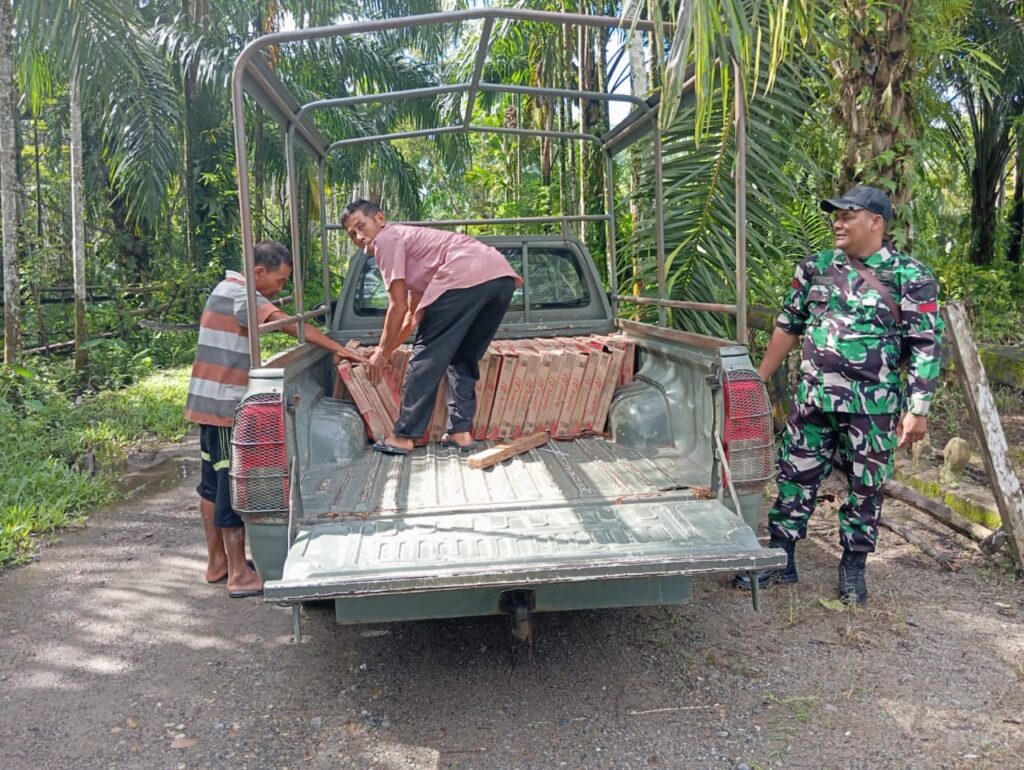 Kodim 0105/Abar Distribusikan Bantuan Keramik Dari Pangdam lM Untuk Rehab Lantai Meunasah