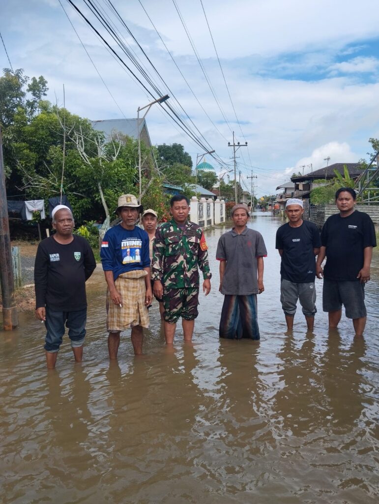 Hujan Terus Meningkatkan ” Sejumlah Personil TNI Koramil -06/Mtp Bantu Warga Dan Pantau Banjir Diwilayah 