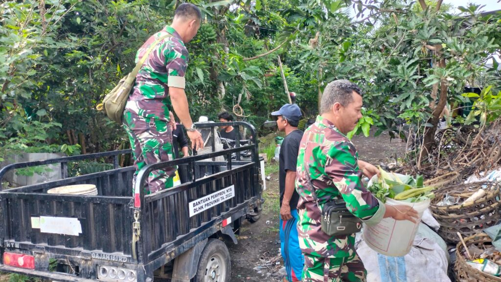 Mengolah Sampah Organik Menjadi Pupuk Upaya Babinsa Koramil 1615-08/Labuan Haji Dukung Pelestarian Lingkungan