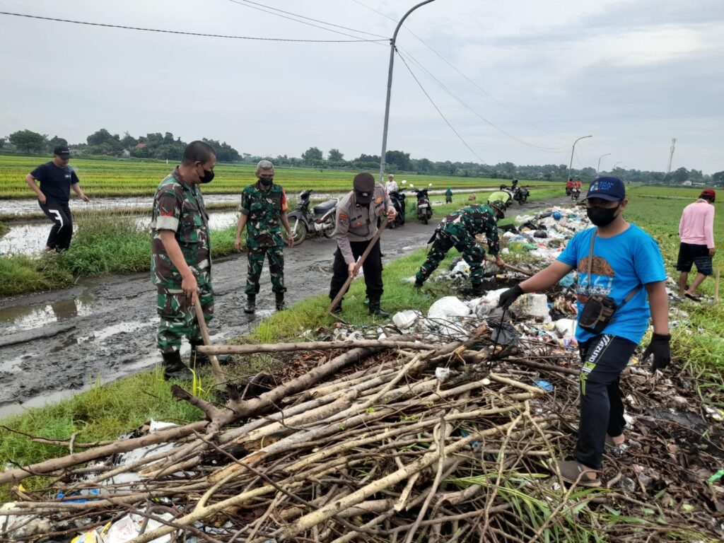 Babinsa Rowogempol Gelar Karya Bakti Wujudkan Kebersihan Lingkungan