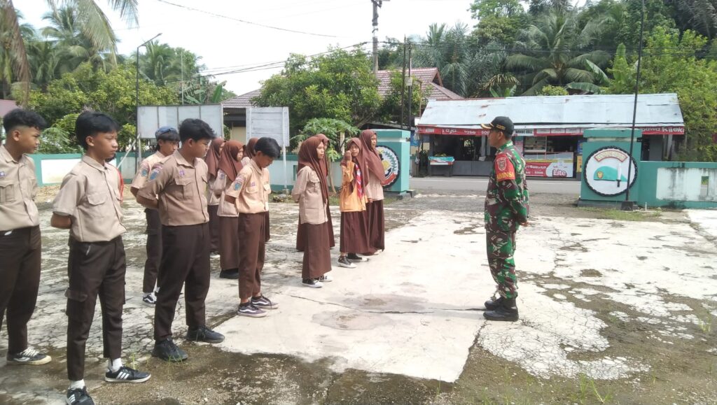 Asah Disiplin dan Karakter, Siswa SMPN 8 HST dan MTs NU Haruyan Ikut Pelatihan PBB di Koramil