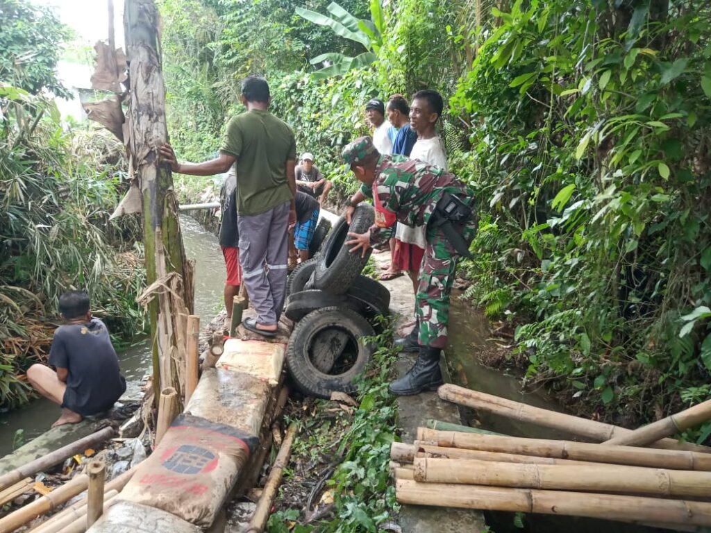 Babinsa dan Warga Dusun Perlebar Jalan Setapak Demi Kemudahan Akses