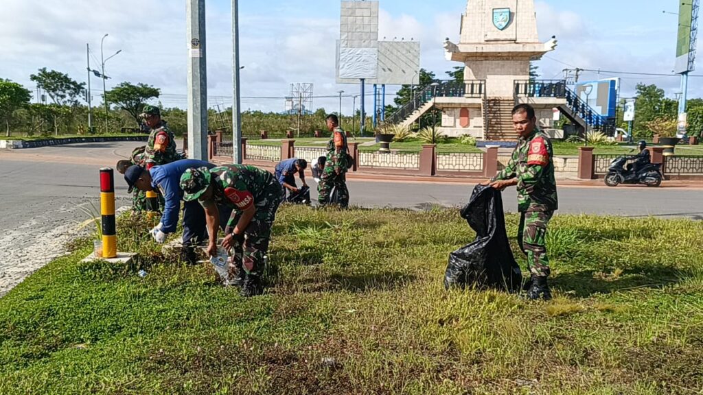 Koramil 08/Gambut Bersama Warga Gelar Aksi Bersih-Bersih Lingkungan Sisir Sepanjang Jalan A.Yani 