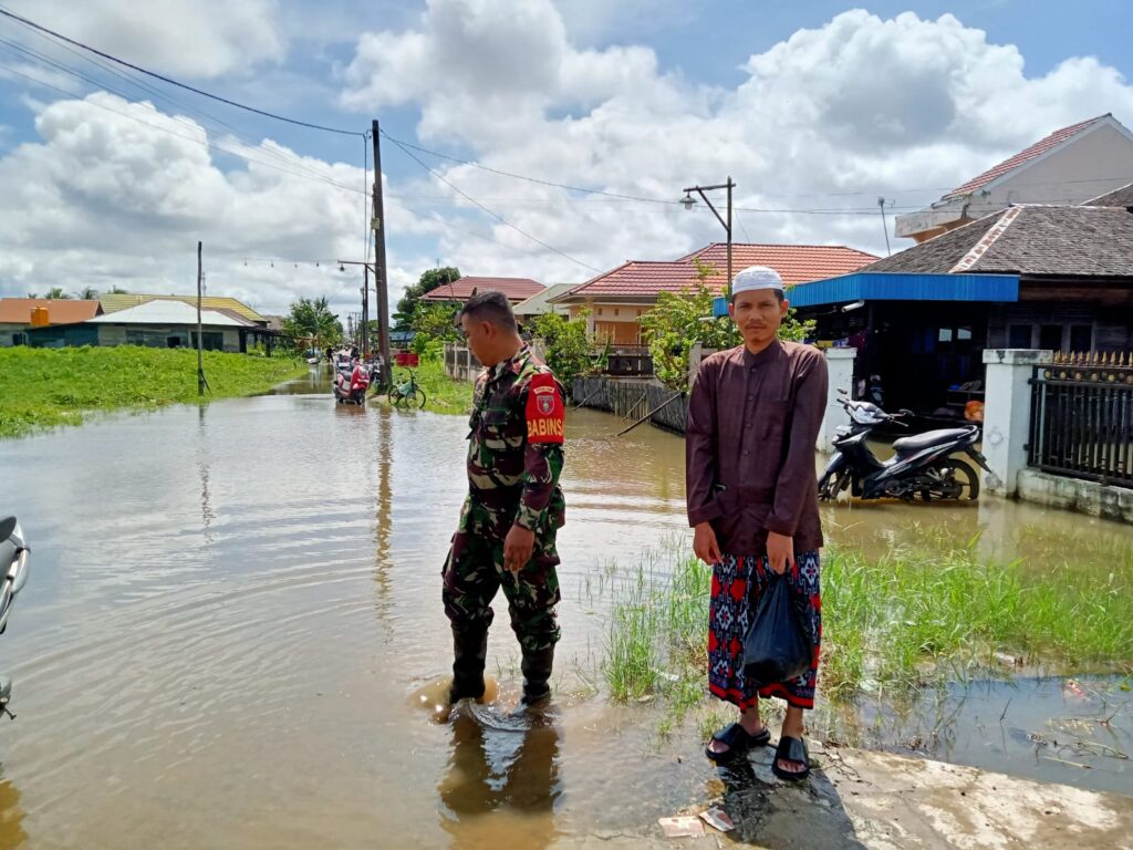 Babinsa Koramil 06/Mtp Pantau Perkembangan Banjir, Debit Air Mulai Surut 