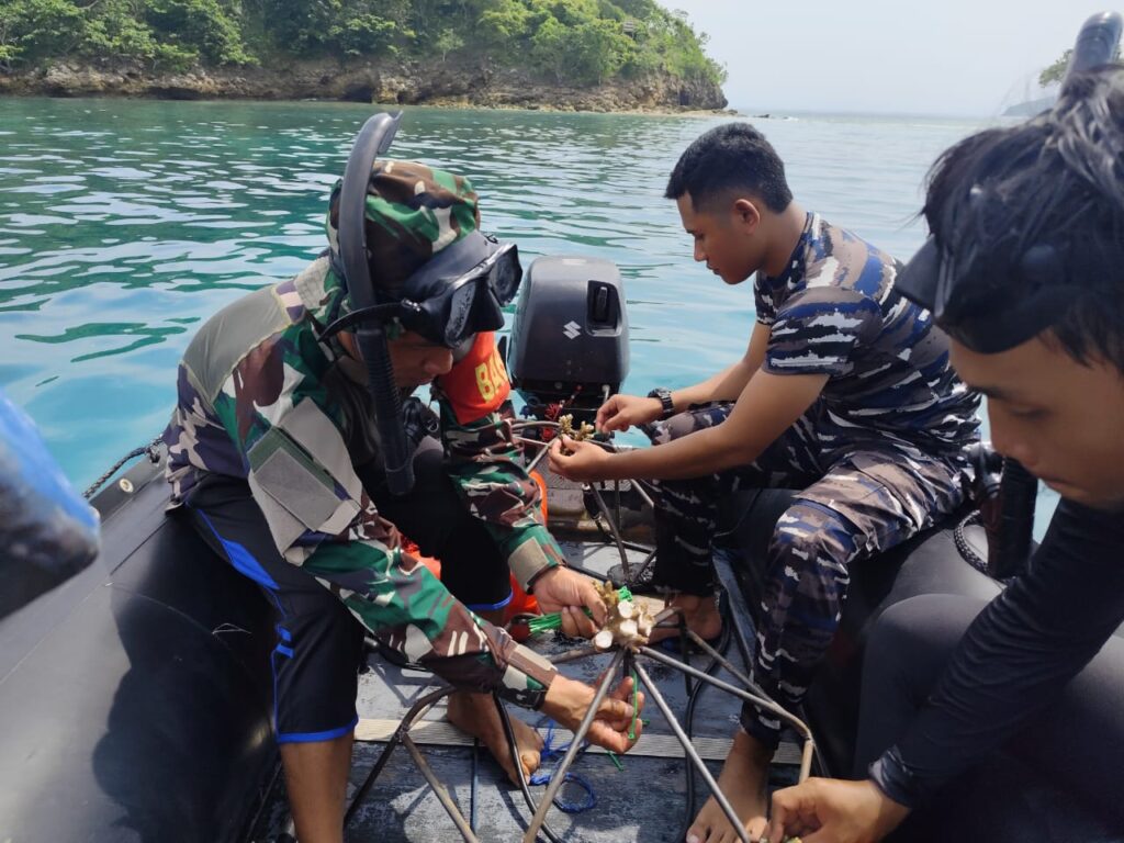 Sinergi Babinsa dan Masyarakat Dalam Konservasi Terumbu Karang di Gili Petelu