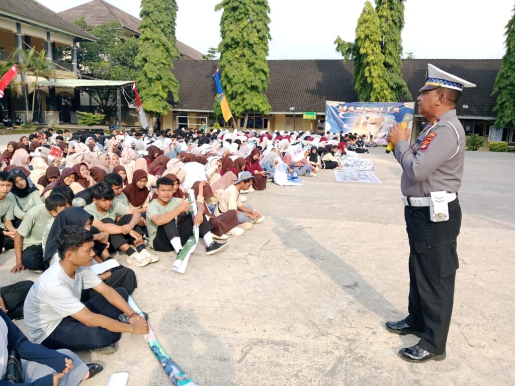 Sat Lantas Polres Loteng Sosialisasikan Aturan Lalu-lintas di Kalangan Pelajar.