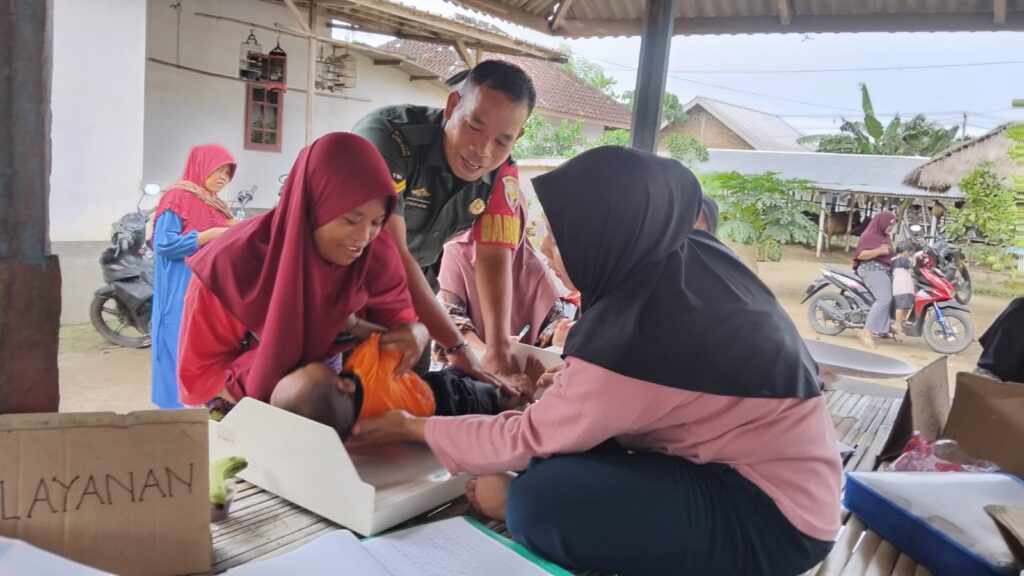 Bersama Cegah Stunting: TNI dan Warga Bergandeng Tangan