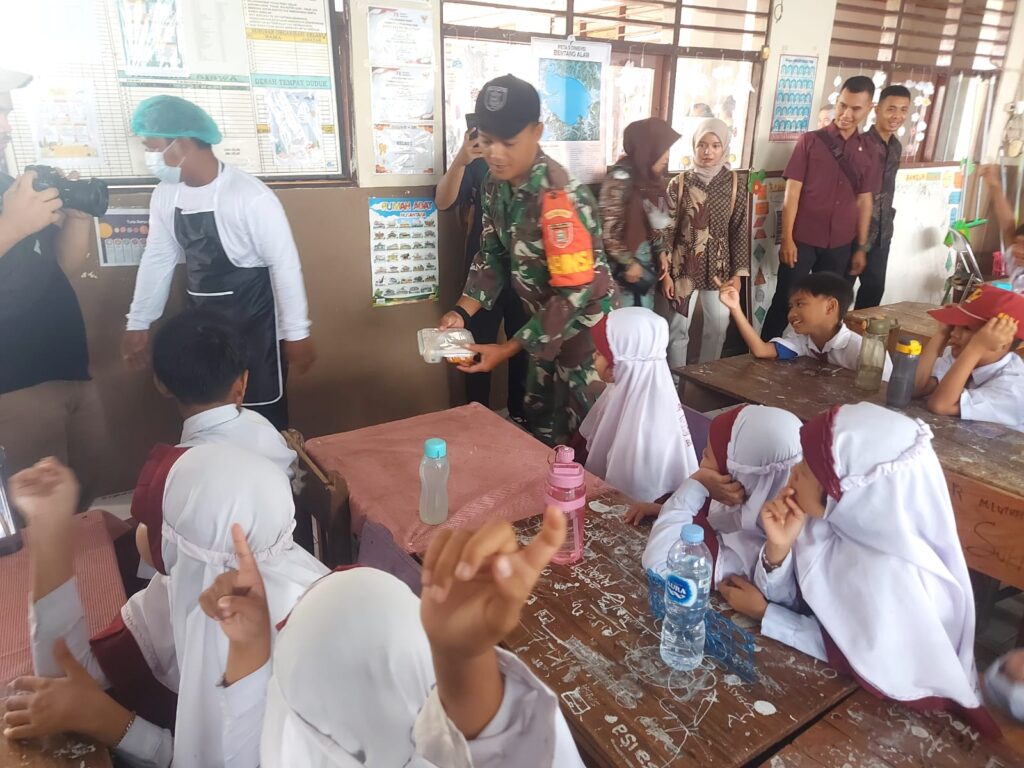 Kadisdik HST Muhammad Anhar Apresiasi Uji Coba Makan Bergizi Gratis (MBG) Yang Diprakarsai Kodim 1002/HST