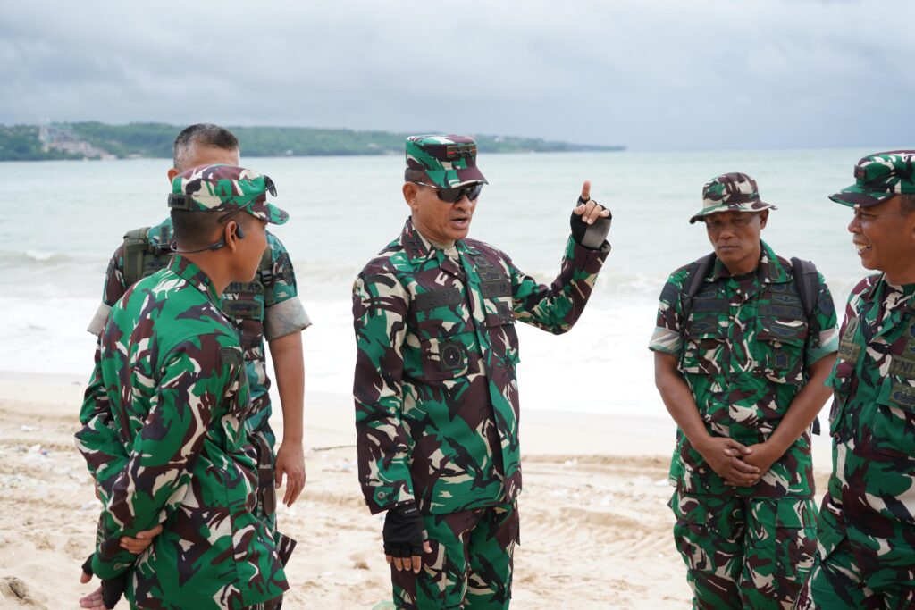 Pangdam Zamroni Touring Tinjau Penanganan Sampah Sungai dan Laut