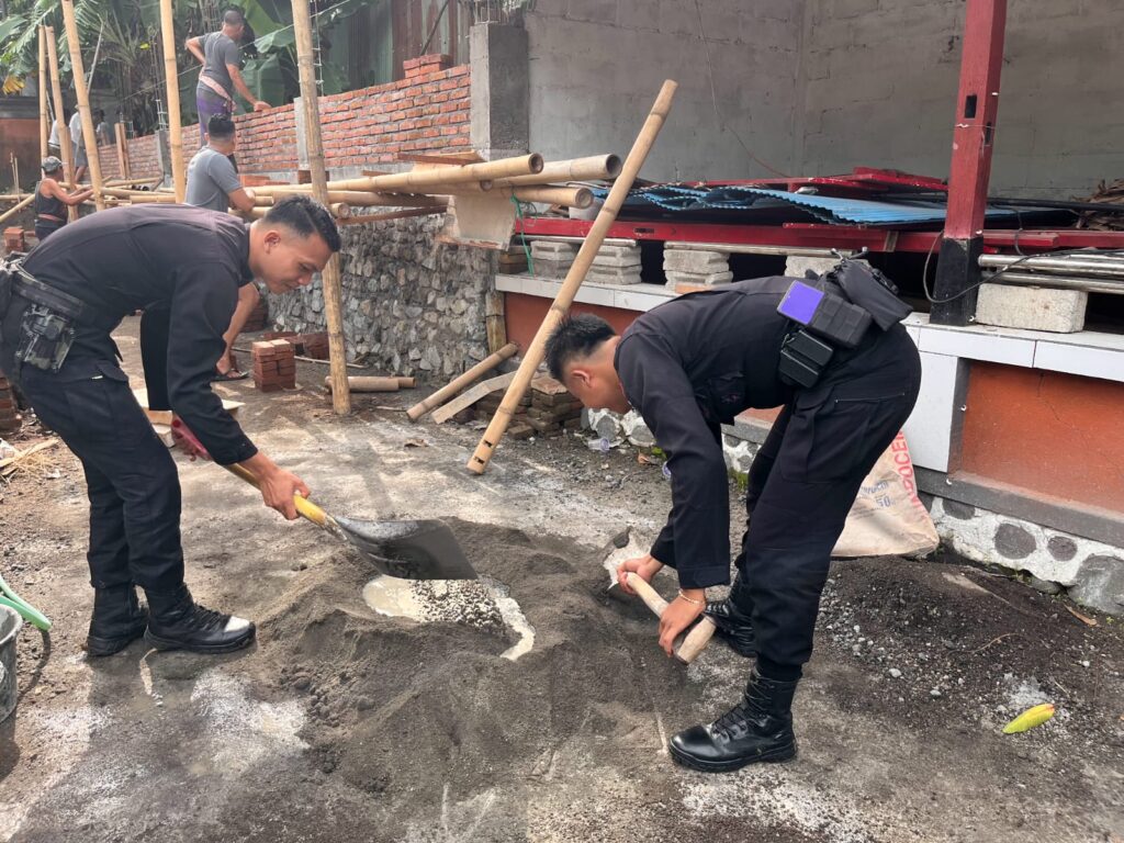 Brimobda NTB Gotong Royong Pembangunan Pagar Pura Meru Yang Roboh