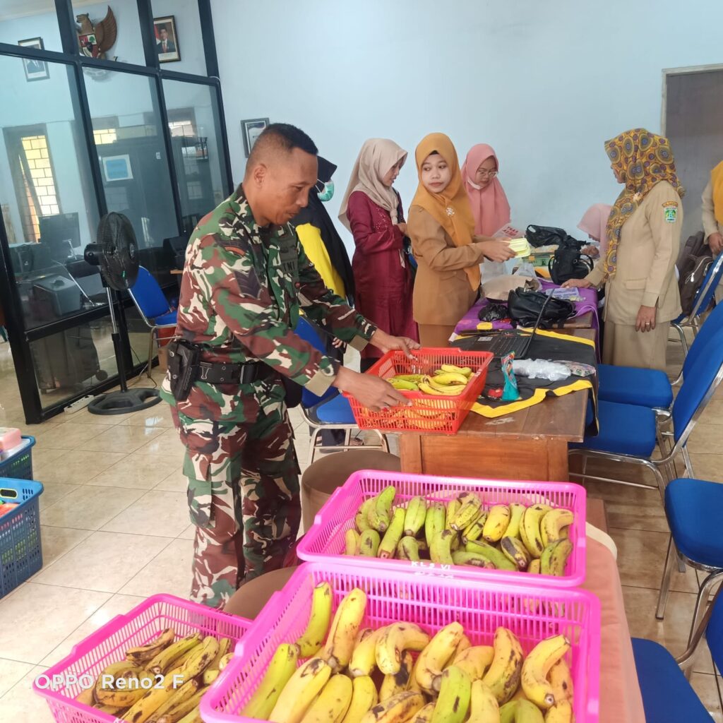 Babinsa Dampingi Uji Coba Pembagian Makan Gratis