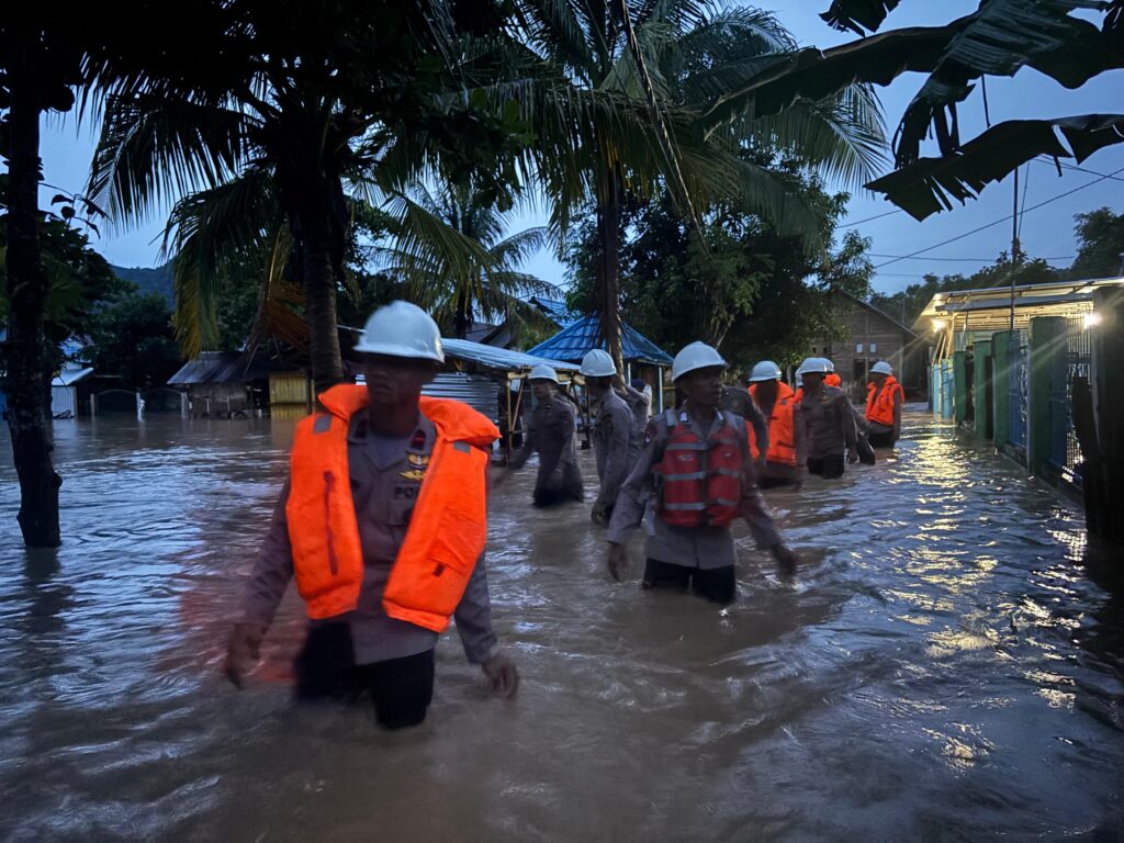 Brimob Batalion C Bima Evakuasi Korban Banjir di Desa Sakuru