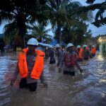 Brimob Batalion C Bima Evakuasi Korban Banjir di Desa Sakuru