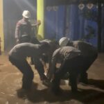 Satbrimob Polda NTB Bantu Warga Terdampak Banjir di Bima