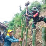 Babinsa Bersihkan Material Longsor dan Perbaiki Tanggul Darurat di Cikamuning