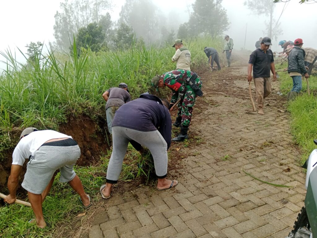 Wujudkan Aksesibilitas yang Baik, Babinsa Tosari Bersama Warga Gotong Royong Perbaiki Jalan