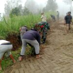 Wujudkan Aksesibilitas yang Baik, Babinsa Tosari Bersama Warga Gotong Royong Perbaiki Jalan