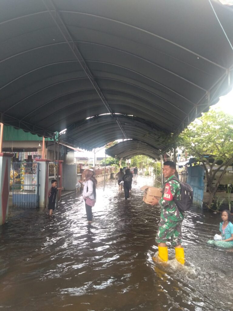 Babinsa Bersama Petugas Gabungan Bencana Alam Banjar Pantau Desa Yang Terdampak Banjir 