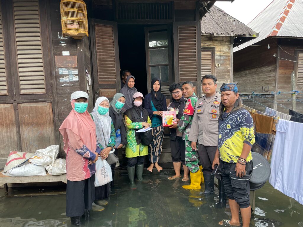 Babinsa Dan Bhabinkamtibmas Martapura Bantu Puskemas Salurkan Sembako Warga Tedampak Banjir 