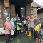 Babinsa Dan Bhabinkamtibmas Martapura Bantu Puskemas Salurkan Sembako Warga Tedampak Banjir 