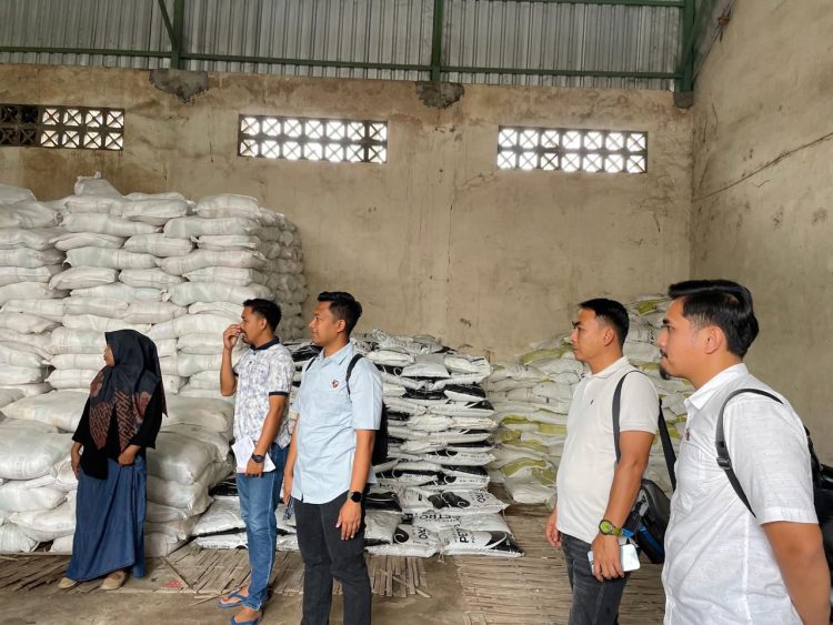 Sat Reskrim Polres Lombok Timur Lakukan Sidak Ke Beberapa Gudang, Pastikan Pupuk Bersubsidi Tepat Sasaran 