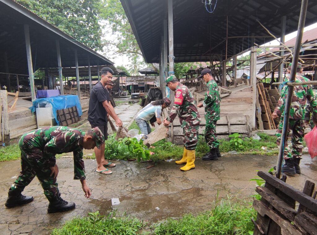 Karya Bakti Bersihkan Pasar Pantai Hambawang, Cegah Banjir dan Tingkatkan Kesehatan Masyarakat