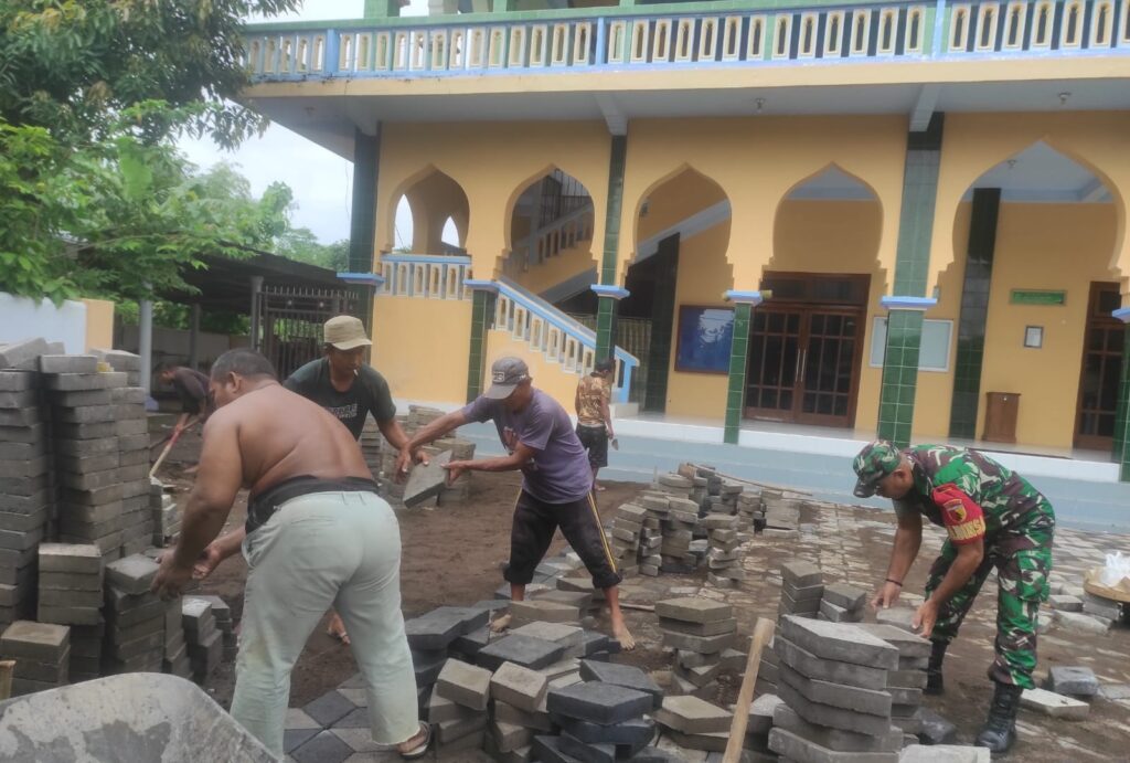 Jalin Kedekatan dengan Warga Melalui Kerja Bakti Perbaikan Masjid