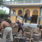 Jalin Kedekatan dengan Warga Melalui Kerja Bakti Perbaikan Masjid