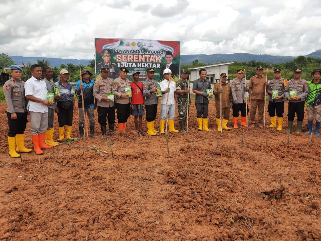 Pabung 0912/Kubar Mengikuti Penanaman Jagung Serentak Satu Juta Hektar di Kabupaten Mahulu