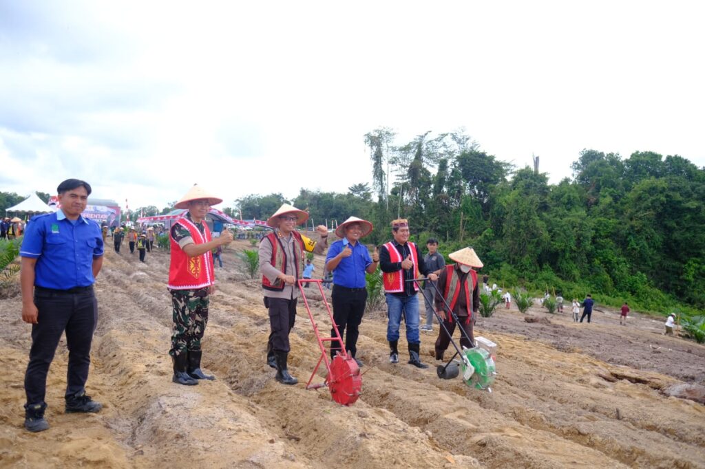 Dandim 0912/Kubar Mengikuti Penanaman Jagung di Kampung Muara Tokong