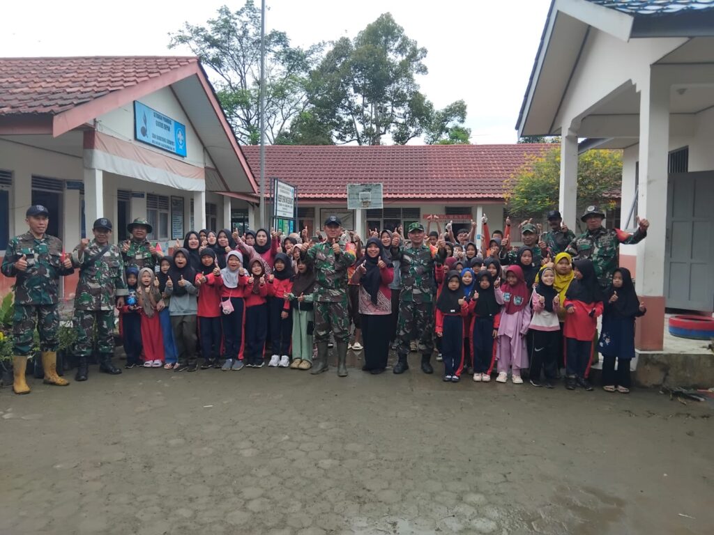 Koramil Batang Alai Selatan Gelar Aksi Bersih, Edukasi Siswa SDN Surapati tentang Pentingnya Kebersihan Lingkungan