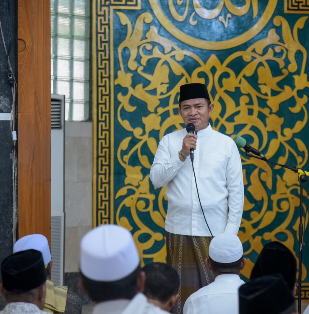 Kunjungan Kerja di Kabupaten Sumbawa, Pj Gubernur NTB Jumatan dan Beri Sumbangan untuk Masjid