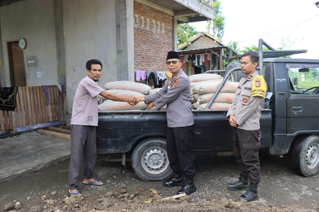 Kapolres Loteng Salurkan Bantuan Semen untuk Pembangunan Masjid di Praya.