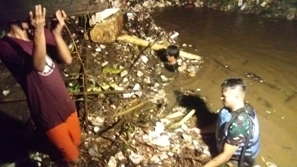 Babinsa Koramil 0819/14 Gondang Wetan Terjun Langsung Pencarian Korban Terbawa Arus Sungai