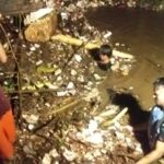 Babinsa Koramil 0819/14 Gondang Wetan Terjun Langsung Pencarian Korban Terbawa Arus Sungai