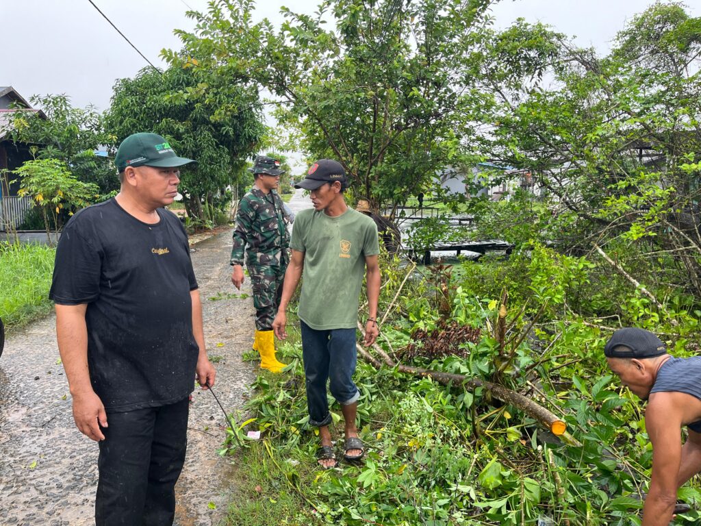 Karya Bakti Personil Babinsa Kertak Hanyar ” Bersihkan Rumah Warga Tedampak Banjir