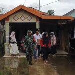 Banjir Belum Surut , Babinsa, Bhabinkamtibmas dan Petugas Gabungan Siaga Bencana Mintigasi Serta Salurkan Bantuan Kewarga 