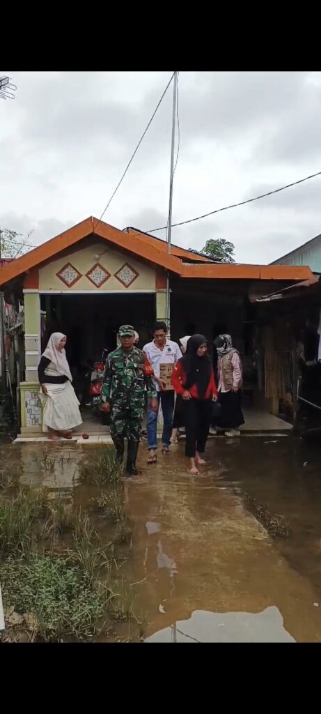 Banjir Belum Surut , Babinsa, Bhabinkamtibmas dan Petugas Gabungan Siaga Bencana Mintigasi Serta Salurkan Bantuan Kewarga 